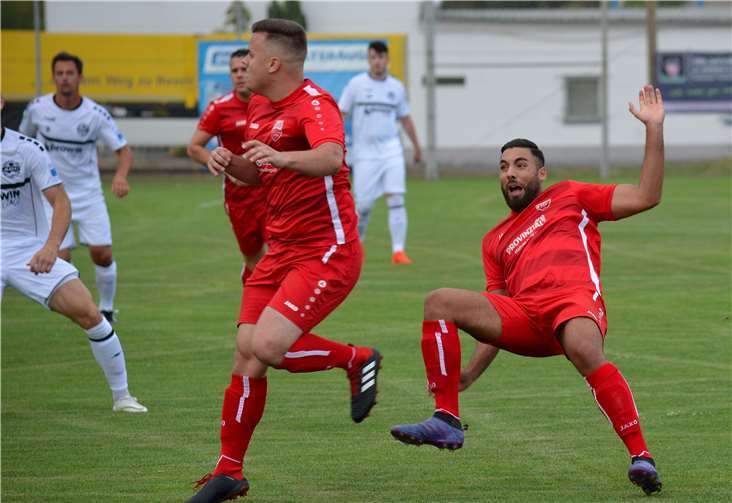 Eine starke erste Halbzeit zeigte Berkan Colak (re.). Doch die kürzere Vorbereitungszeitmachte sich beim Team aus Kettig in der zweiten Halbzeit bemerkbar. Foto: TuS Kettig