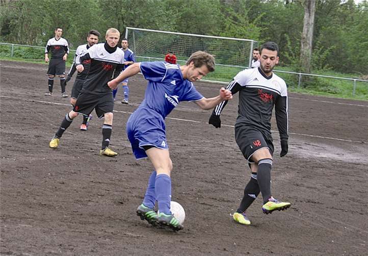 Eine starke erste Halbzeit zeigte der SV Niederwerth (blaues Trikot) gegen den C-Klassen Tabellenführer Türkgücü Bendorf und führte sogar mit 2:0. Nach der Pause drehten die Gäste auf und gewannen doch noch mit 4:3.
