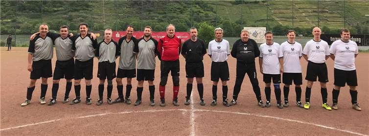 Eine stattliche Anzahl an Oberfeller Fußballlegenden hatte sich zum Legendenspiel angemeldet.Foto: privat