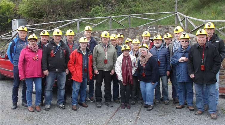 Eine stattliche Besuchergruppe gut gerüstet zum Einfahren in die Gruppe - Glück auf! Foto: privat