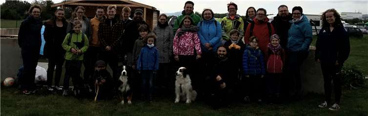Eine stattliche Gruppe machte sich trotz des erst schlechten Wetters auf zur Wanderung. Foto: privat