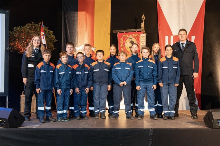 Eine stolze Truppe: die Jugendfeuerwehr Weißenthurm mit ihren beiden Jugendfeuerwehrwarten Sarah Gerolstein und Philipp Neander.