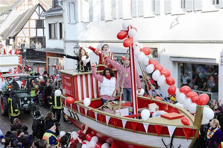 Eine strahlende Kindertollität Anna I. (Vaupel) mit ihrer Adjutantin Jolina Hoffmann.