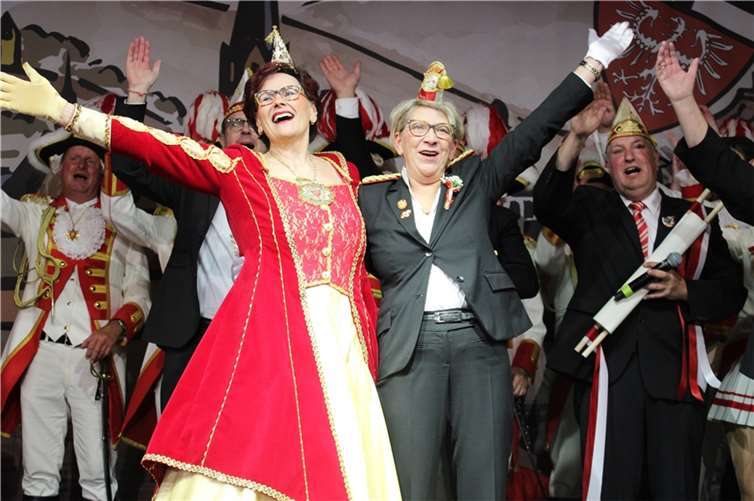 Eine strahlende Majestät: Ingrid I. (Derra) mit Adjutantin Dagmar „Daggi“ Platz.  Fotos: DU