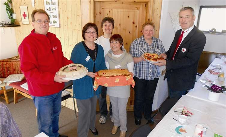 Eine süße Freude erhielten die Betreuungsdamen der DRK-Sozialstation von Kreisgeschäftsführer Schneider und dem Ortsvereinsvorsitzenden Spitzley. privat