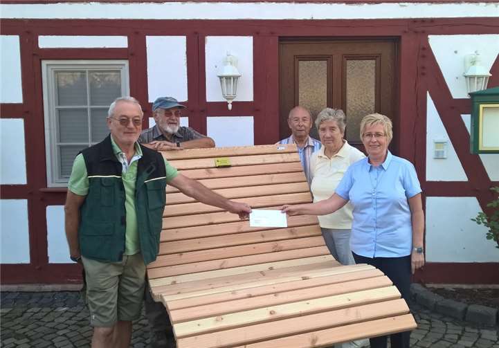 Eine symbolische Übergabe des Schecks.privat