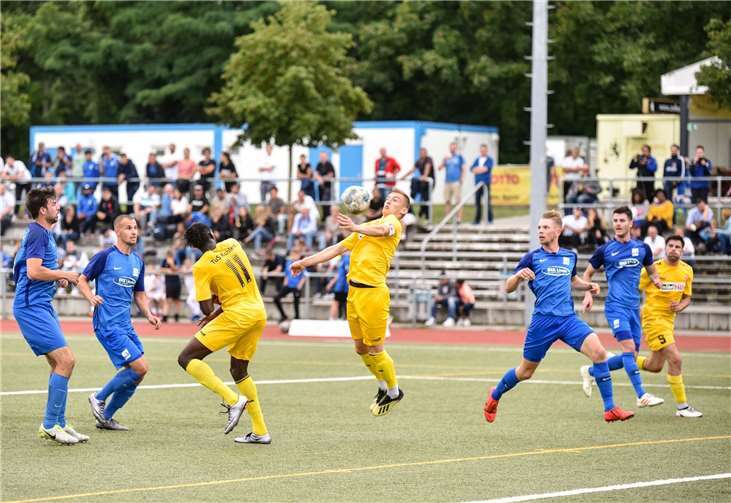 Eine tolle Ballannahme von Michael Stahl, der hier dann in der Folge den Führungstreffer für die TuS markierte. Foto: Mark Dieler