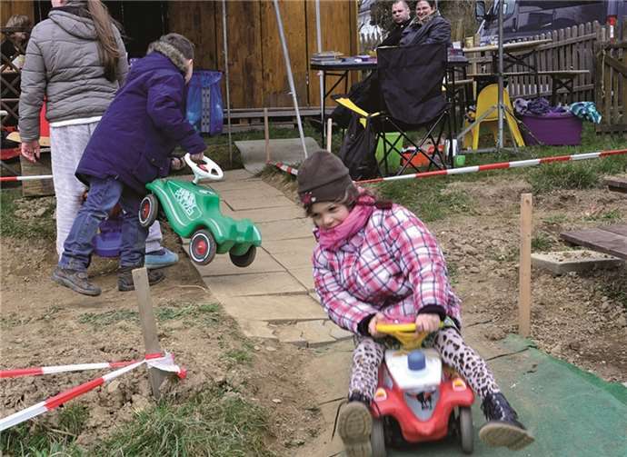 Eine tolle Bobbycar-Strecke gab es auf dem Gelände des Vereins „Aktion für glückliche Kinder“.