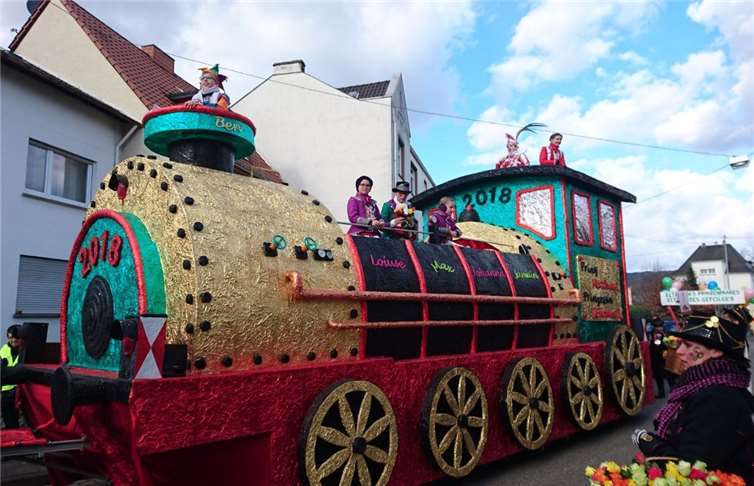 Eine tolle Lokomotive diente dem Kinderprinzenpaar als Wagen im Rosenmontagszug.privat