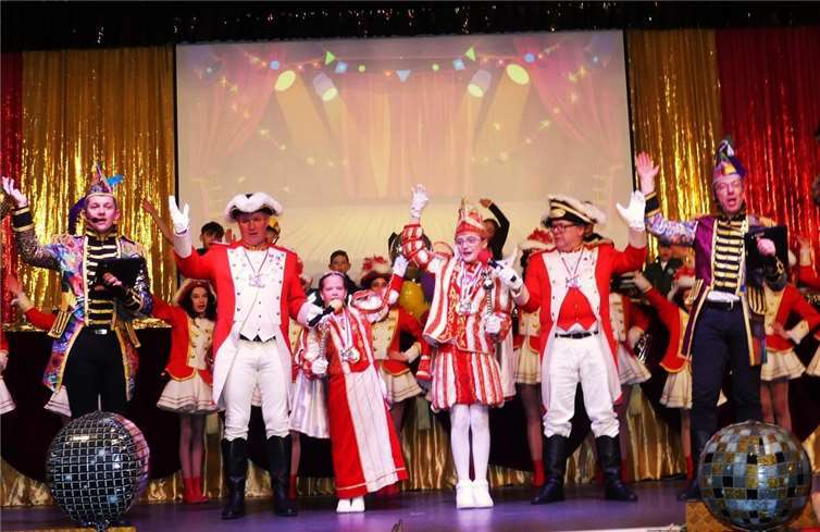 Eine tolle Narrenshow mit (v.l.) Peter „Pepe“ Meurer, Thomas Rings, dem Kinderprinzenpaar, Michael „Brändy“ Brand und Mirko Röhr.