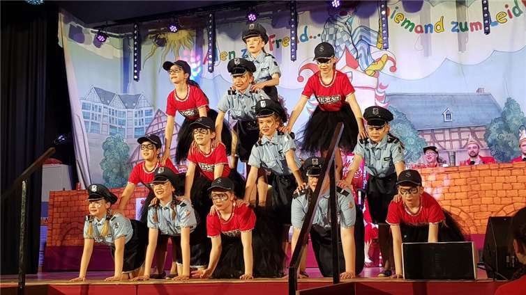 MKG zündete karnevalistisches Feuerwerk Eine tolle Premiere feierte die neue Tanzgruppe „Kamelle Pänz“.