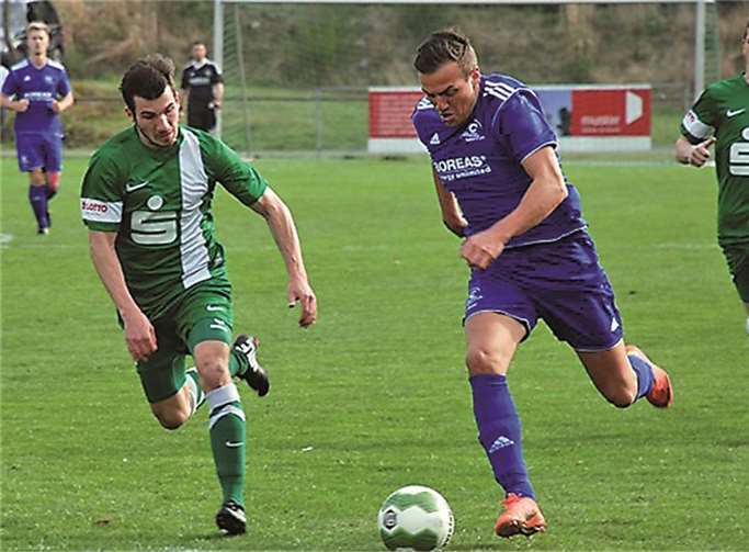 Eine tolle Saison spielte die SG Mülheim-Kärlich. Nur gegen den FC Karbach, hier der Karbacher Thomas Klasen beim Rückspiel im Hunsrück, blieb die SG 2000 ohne Punktgewinn. TH