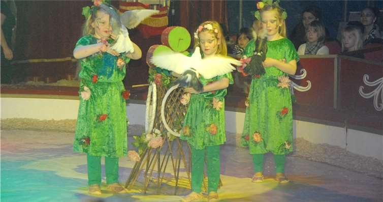 Eine tolle Show mit Tauen begeisterte die Besucher.KER