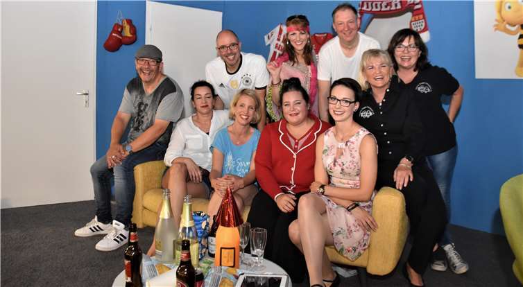 Eine tolle Theatertruppe präsentierte sich nach der erfolgreichen Premiere von „Ladysitter“ auf der Bühne.Fotos: EICH