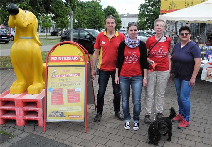 Großes Interesse an der Arbeit des Vereins Eine tolle Tombola und viele interessante Gespräche gab es vor dem „Futterhaus“. Foto: privat