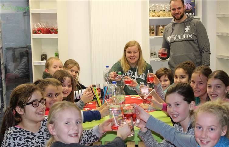 Eine tolle Weihnachtsfeier verlebten die Mädels der wE des TV Rheinbach M1883 nach ihrem gewonnenen Handballjahresabschlussspiel. Daniel Gunnar Seiler,Tony´s World of Gummy Bears 1954®