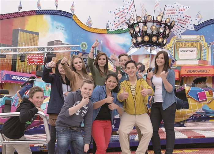 Eine tolle ausgelassene und sehr fröhliche Kirmesstimmung bei den Jugendlichen auf einem der Fahrgeschäfte.