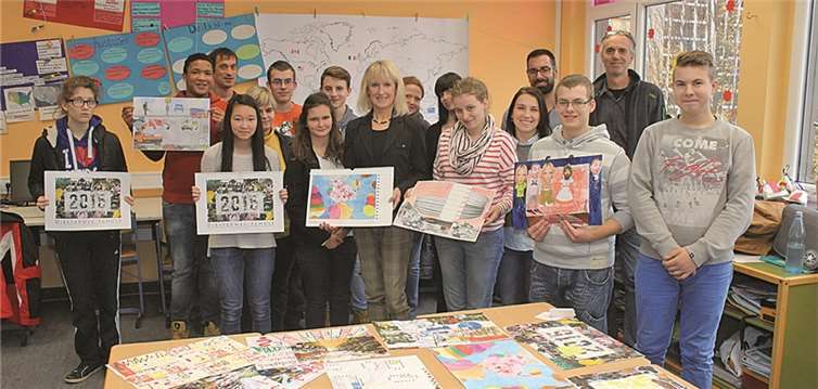 Eine tolle kreative Leistung: Bürgermeisterin Marie-Theres Hammes-Rosenstein lobt die Schülerinnen und Schüler der Klasse 9 der Diesterweg-Schule. privat