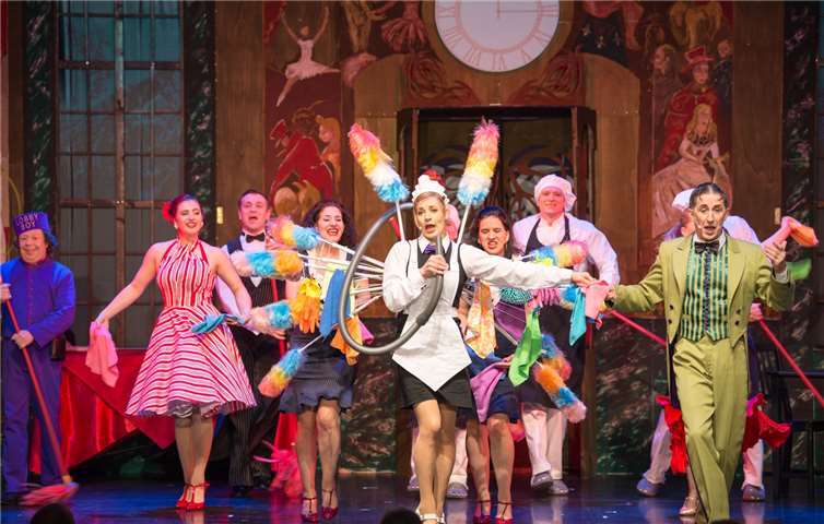 Eine turbulente Bühnenshow erwartet die Besucher von „Grand Hotel - Stets zu Diensten“. Foto: Toofan Hashemi