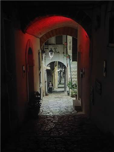 Eine typische Perspektive der vielen engen Gassen von Caiazzo.