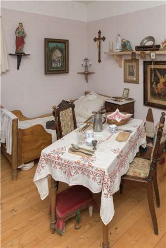 Eine typische Stube, wie sie zum Ende des 19. Jahrhunderts üblich war, ist im Villiper Heimatmuseum nachgestellt.