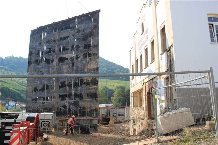 Seit Montagmorgen läuft der Abriss Eine überdimensionale Sicherheitsmatte zum Schutz der Nachbargebäude schwebt ein. Fotos:GS