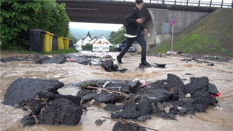 Eine überflutete Straße in Bad Neuenahr-Ahrweiler.  Foto: WinklerTV
