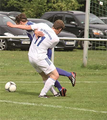 Eine umkämpfte Partie sahen die rund 200 Zuschauer in Niederwerth. Hier beharken sich Andernachs Hakan Külahicoglu und Matthias Stein (Nr.11).-TH- 