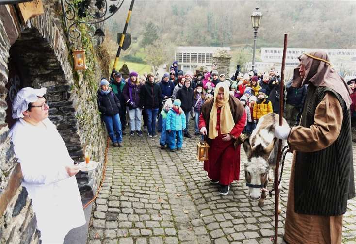 Eine unbarmherzige Herbergsmutter lässt die heilige Familie abblitzen, denn Josef kann nicht genügend für die Unterkunft zahlen.