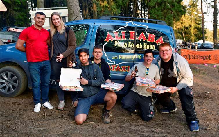 Eine ungewöhnliche Lieferadresse hatte dieser Pizzabote aus Adenau beim 24-Stunden-Rennen.