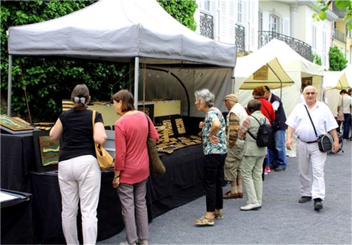 Eine ungewöhnliche Mischung von Holz und Metall-Kunstwerken gab es am Sartori-Stand zu bewundern.