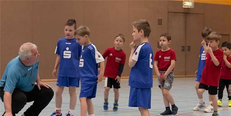 Eine ungewohnte Rolle: Torwart Lutz Nicolay als Schiedsrichter.Zedler