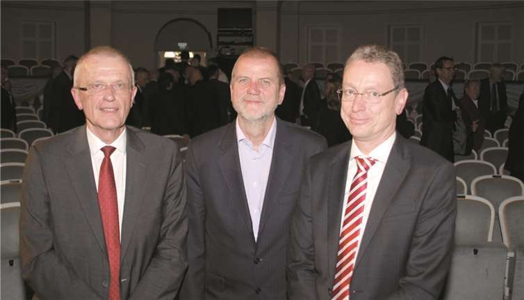 Eine ungewohnte, aber dennoch angemessene Kulisse bot das Theater Koblenz bei der Verabschiedung von Generalstaatsanwalt Erich Jung durch Justizminister Jochen Hartloff und der Amtseinführung seines Nachfolgers Dr. Jürgen Brauer (v. l.). US