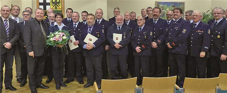 Eine ungezählte Summe von Dienstjahren kam zusammen bei der Verleihung der Feuerwehr-Ehrenzeichen im Kreishaus Ahrweiler. WM