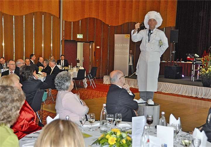 Eine unterhaltsame Einlage gab der französische Koch, der sogar die „Ode an die Freude“ auf Bratpfannen intonieren konnte. AB