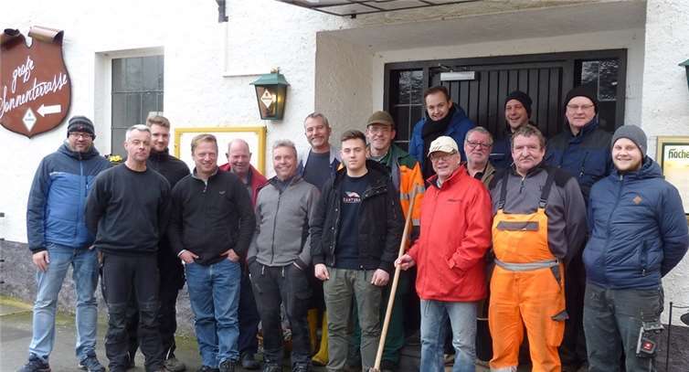 Eine verdiente Stärkung in der „Nassen´s Mühle“ bildete den Abschluss derWaldbreitbacher Dorf-Reinigungsaktion „Pädche botze“.  Ulla Bergob