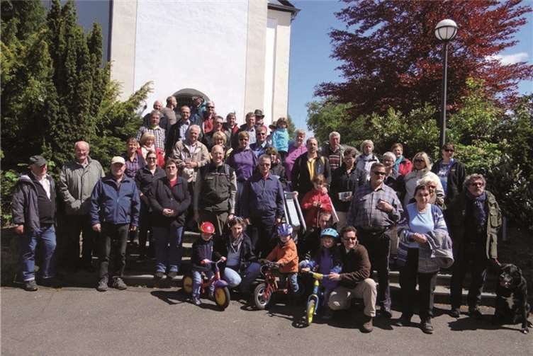 Eine vielfältige Gruppe machte sich auf, um den Oberhonnefelder Gemeindewald zu erkunden. privat