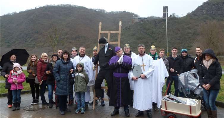 Eine vielköpfige Trauergemeinde hatte sich eingefunden, um den "Pitter" zum Ende der Kirmes zu Grabe zu tragen. privat