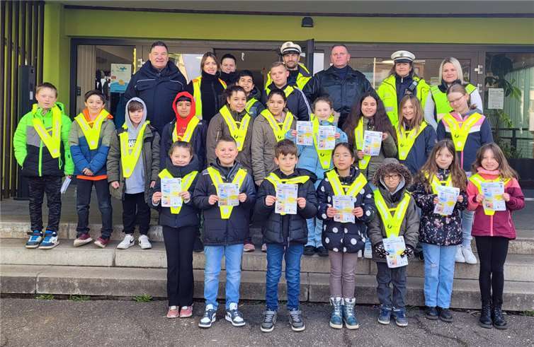Eine vierte Klasse der Bodelschwingh-Grundschule führte gemeinsam mit Ordnungsamt und Polizei eine Verkehrssicherheitsaktion durch.  Fotos: Stadt Bendorf
