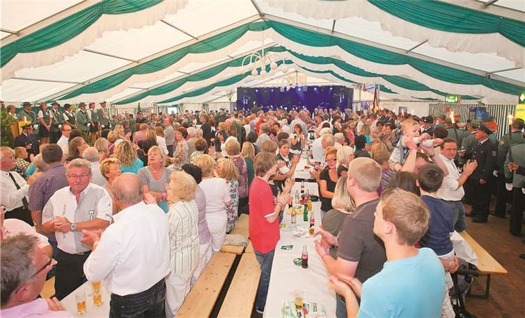 Eine volle Halle zeigte sich am Montagabend beim Schützenfest 2012.