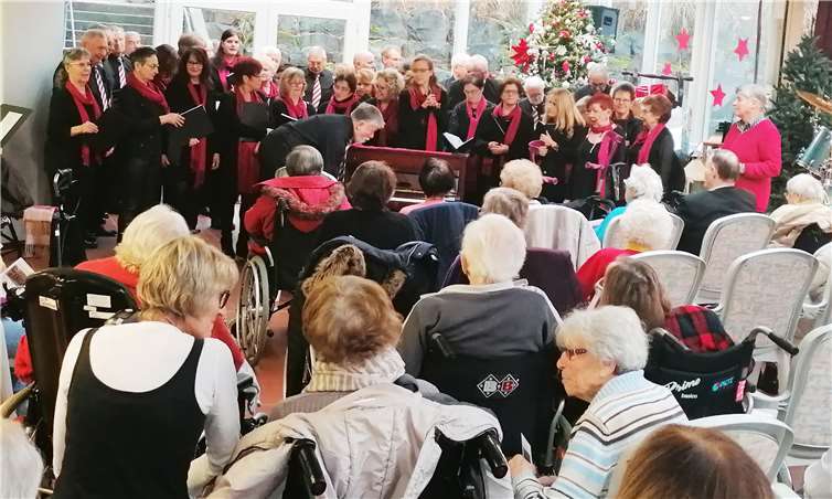 Eine „volle Hütte“ gab es im Festsaal des Maranata beim Auftritt der Koisdorfer Chorgemeinschaft.Foto: BL