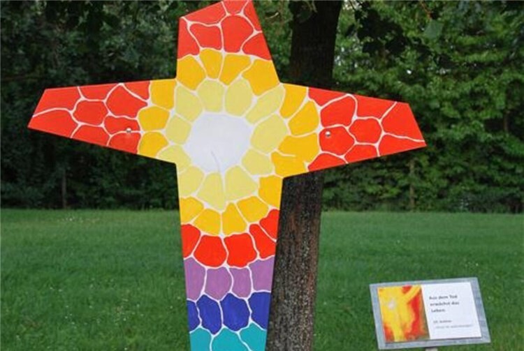 Eine von 15 Stationen des barrierefreien Kreuzwegs in Obermendig.