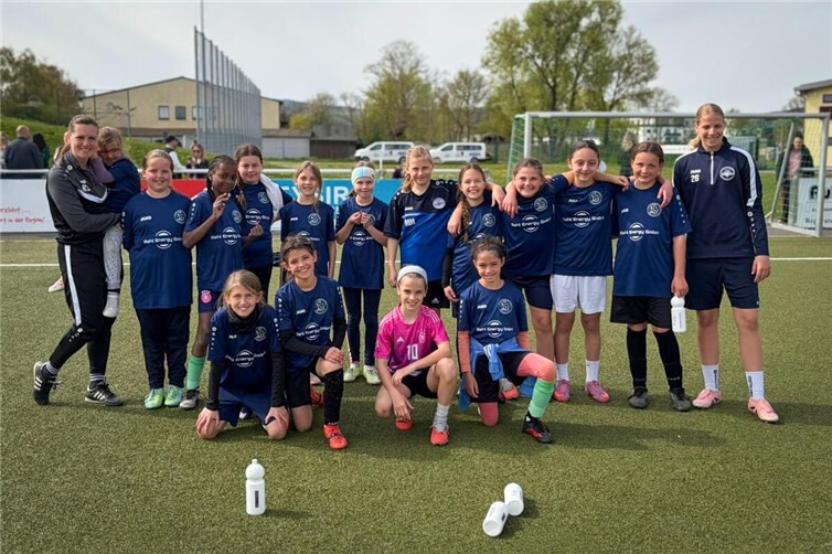 Eine von 4 Gruppen von insgesamt 55 Teilnehmerinnen bei der 3. REHL-ENERGY Fussballferienfreizeit der SG 99 Andernach