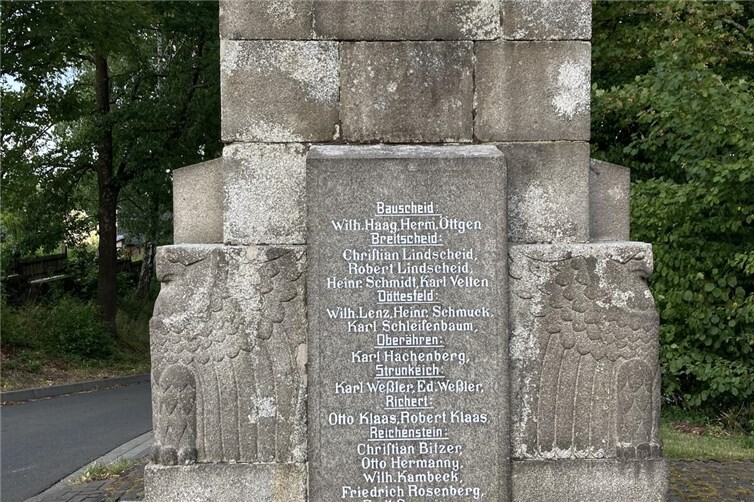 Eine von 4 Tafeln auf dem Denkmal in Puderbach 