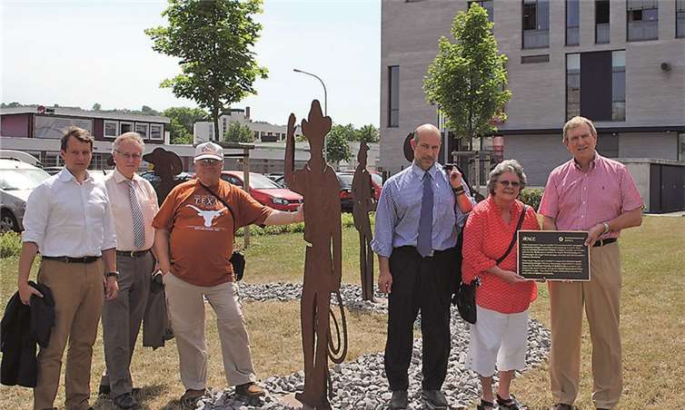 Eine von Hauptgeschäftsführer Alexander Baden sowie Margie Tiedt und Michael Wolf (v.l.n.r.) für die Städtepartnerschaft Koblenz-Austin eingeweihte Bronzetafel dokumentiert die enge Zusammenarbeit zwischen dem Austin Community Collage und der HwK Koblenz.privat