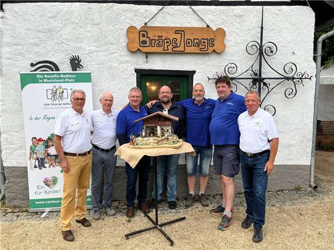 Eine von Krippenbaumeister Stefan Girnstein angefertigte Krippe wurde zu Gunsten der „Vor-Tour der Hoffnung“ versteigert. Foto: privat