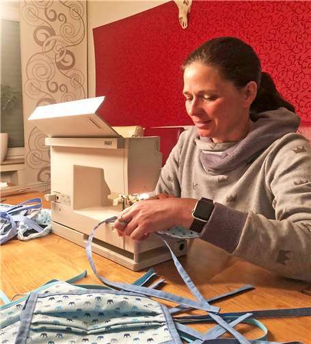 Eine von insgesamt 93 Näherinnen der Mundmasken-Gruppe Sinzig Rhein-Ahr bei der Arbeit. Foto: privat