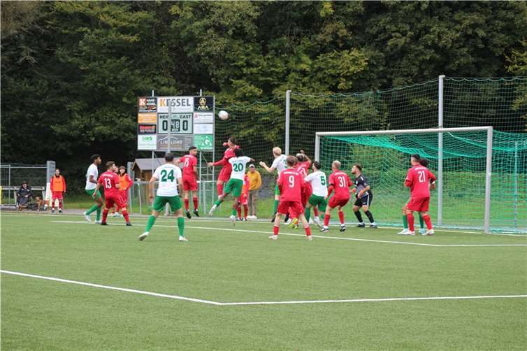 Eine von viel Hektik und Einsatz geprägte Szene im ABC-Strafraum. Foto: Fiona Kochs