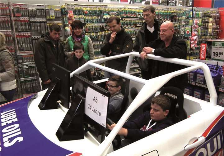 Eine von vielen Attraktionen beim röhrig-Familien-Sonntag war der Rennsimulator, wo Auto-Freaks Rennfeeling erleben konnten. privat