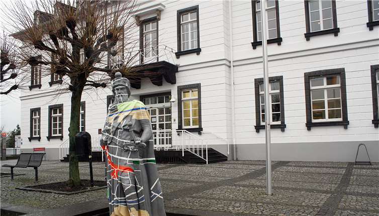 Eine vor dem Rathaus in Sinzig stehende Barbarossa-Statue. RÜ